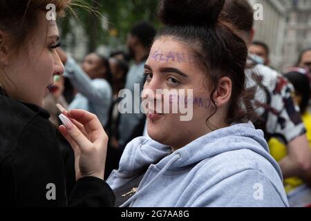 England-Fans versammeln sich auf dem Leicester Square vor dem EM 2020-Finale in England gegen Italien. Stockfoto