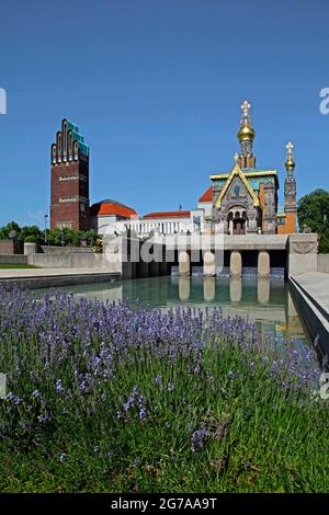 Mathildenhöhe mit dem Hochzeitsturm, 1906, dem Ausstellungsgebäude, 1908, jeweils Gebäude des Jugendstilarchitekten Joseph Maria Olbrich, mit der russischen Kapelle, 1897, dem Brunnen, 1914, nach Albin Müller und dem Platanenhain, Darmstadt, Hessen, Deutschland Stockfoto