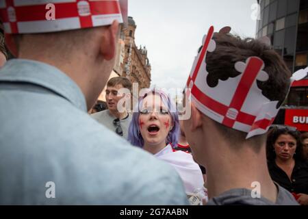 England-Fans versammeln sich auf dem Leicester Square vor dem EM 2020-Finale England gegen Italien. Stockfoto