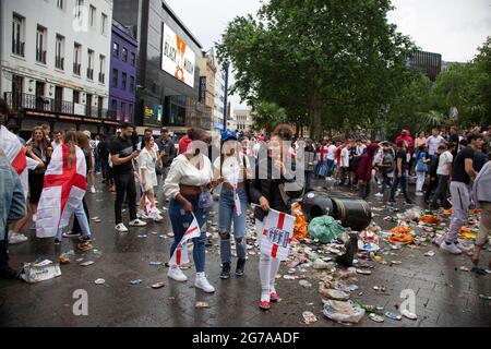 England-Fans versammeln sich auf dem Leicester Square vor dem EM 2020-Finale England gegen Italien. Stockfoto