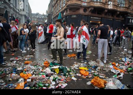 England-Fans versammeln sich auf dem Leicester Square vor dem EM 2020-Finale England gegen Italien. Stockfoto