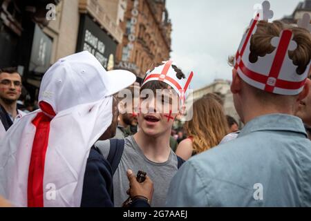 England-Fans versammeln sich auf dem Leicester Square vor dem EM 2020-Finale England gegen Italien. Stockfoto