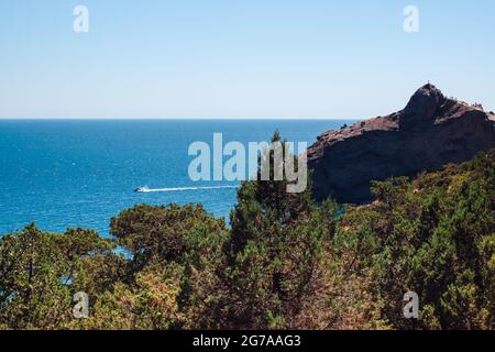 Die Küste des Meeres Krim, das Dorf Nowy Svet neben Sudak. Sommerlandschaft am Meer. Reise-, Wander-Konzept. Schönes Ziel für Urlaub Stockfoto