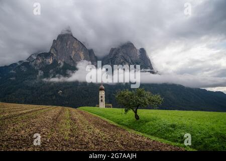 Valentinskirche, Seis am Schlern, Italien. Schlern Berg mit Regenwolken im Hintergrund Stockfoto