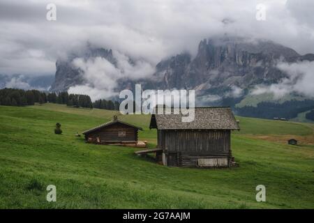 Holzhütten auf der Seiser Alm, Dolomiten, Italienische Alpen. Europa Stockfoto