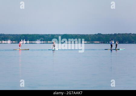 Stand Up Paddler (SUP), Steinhuder Meer, Steinhude, Niedersachsen, Deutschland Stockfoto