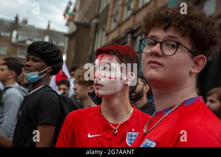 England-Fans versammeln sich auf dem Leicester Square vor dem EM 2020-Finale England gegen Italien. Stockfoto