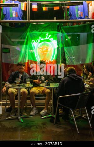 Menschen außerhalb von Bar Italia in Soho, während das EM 2020-Finale zwischen England und Italien im Gange ist. Stockfoto