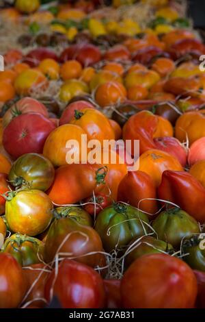 Verschiedene, bunte Tomatensorten auf dem Markt, Provence, Frankreich Stockfoto