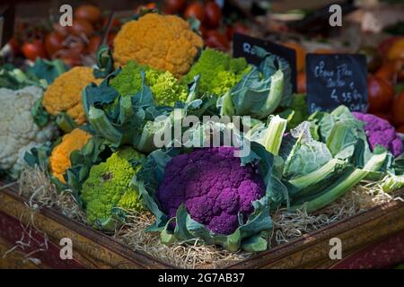 Verschiedene, bunte Blumenkohlsorten auf dem Markt, Provence, Frankreich Stockfoto