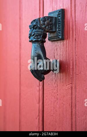 Türklopfer in Form einer Hand, rote Tür, Provence, Frankreich Stockfoto