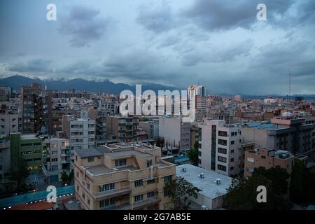 Blick auf die Stadt Teheran, das Elborz-Gebirge im Hintergrund. Stockfoto