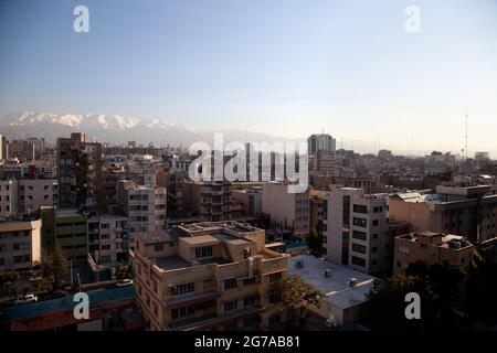 Blick auf die Stadt Teheran, das Elborz-Gebirge im Hintergrund. Stockfoto