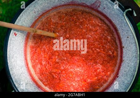 Die Marmelade wird in einem großen Topf zubereitet Stockfoto