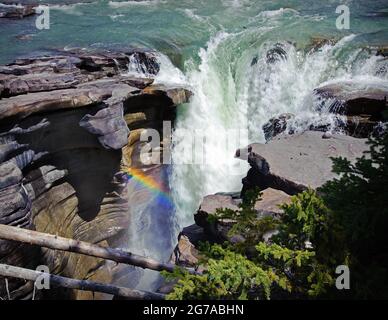 Wasserfall mit Regenbogen auf dem Ice Field parkway. Stockfoto