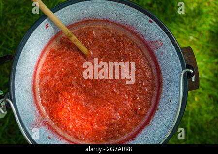 Die Marmelade wird in einem großen Topf zubereitet Stockfoto