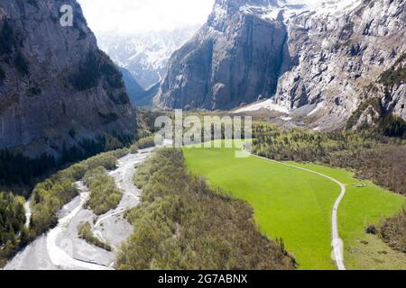 Wiesen und Wasserwelten im Gasterental, Schweiz Stockfoto