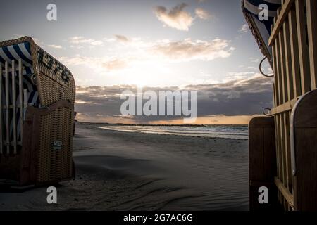 Strandliegen bei Sonnenuntergang am California Beach, Kiel, Deutschland. Stockfoto