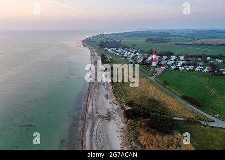 Drohnenbild vom Leuchtturm Falshöft an der Ostsee. Stockfoto