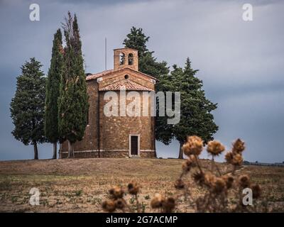 Kapelle Capella della Madonna di Vitaleta im Val d'Orcia, Toskana, Italien am frühen Morgen mit Zypressen in einer dramatischen Stimmung im Sommer Stockfoto
