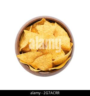 Mais Tortilla Chips in Holzschüssel isoliert auf weißem Hintergrund mit Clipping Pfad. Draufsicht Stockfoto