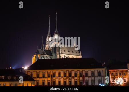 Brno, Tschechische Republik - September 12 2020: Kathedrale von Peter und Paul in Mähren beleuchtet in der Nacht auch Katedrala Svateho Petra a Pavla genannt Stockfoto