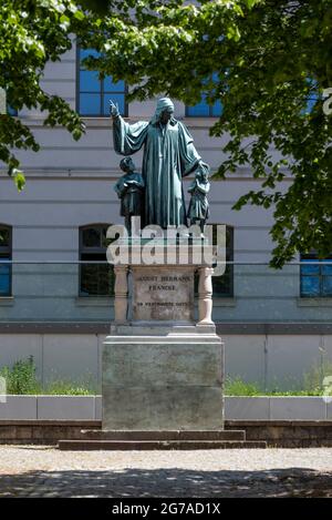 Deutschland, Sachsen-Anhalt, Halle, Denkmal für August Hermann Francke, deutscher protestantischer Theologe, Pädagoge und Lieddichter, einer der Hauptvertreter des Pietismus, Francke Stiftungen in Halle an der Saale. Stockfoto