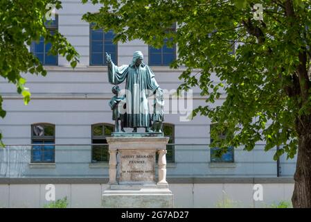 Deutschland, Sachsen-Anhalt, Halle, Denkmal für August Hermann Francke, deutscher protestantischer Theologe, Pädagoge und Lieddichter, einer der Hauptvertreter des Pietismus, Francke Stiftungen in Halle an der Saale. Stockfoto