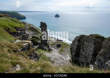 Blick auf den alten Lanterdan Schieferbruch mit einer Schieferspitze, die als „The Stack“ und Gul Rock bekannt ist, vom South West Coast Path in der Nähe von Trebarwith. Stockfoto