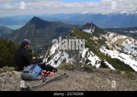 Junger Mann auf Wanderung zur Hohen Kiste im Estergebirge, Deutschland, Oberbayern, Berge, Berglandschaft, Bayern, Werdenfels, Ausflugsziel, Berge, Idylle, Himmel, Landschaft, Natur, hügelig, Bäume, Stille, hügelig, Berghang, Hang, Berge, Blick, weit, weit entfernt, Voralpen, Frühling, Blick auf Simetsberg hinter dem Walchensee Stockfoto