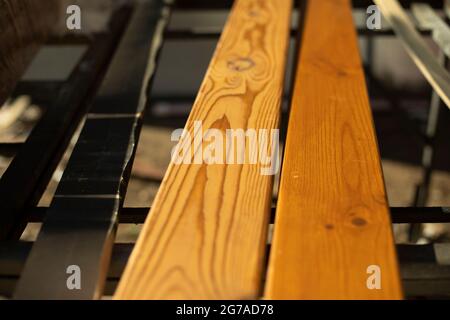 Planken in einer Holzwerkstatt. Die Bretter sind bereit für die Arbeit. Holz steht auf dem Tisch. Vorbereitete Armaturen. Stockfoto