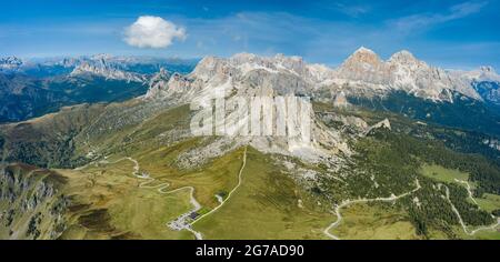 Luftaufnahme des Giau-Passes und der Berggipfel bei Tageslicht. Weg zum Berg. Tofana Berggruppe im Hintergrund. Italien Stockfoto
