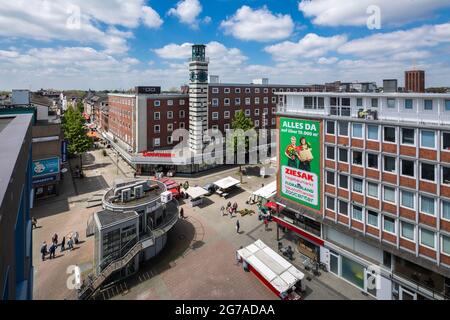 Deutschland, Oberhausen, Oberhausen-Sterkrade, Ruhrgebiet, Niederrhein, Rheinland, Nordrhein-Westfalen, Nordrhein-Westfalen, Innenstadt Sterkrader, Kreuzung Bahnhofstrasse und Steinbrinkstrasse, Stadthaus mit Glockenturm, Mittelpunkt, Pavillon der Reuschenbacher Metzgerei, Wohngebäude und Geschäfte, Wochenmarkt, rechts vom Turm die Propsterkirche St. Clemens Stockfoto