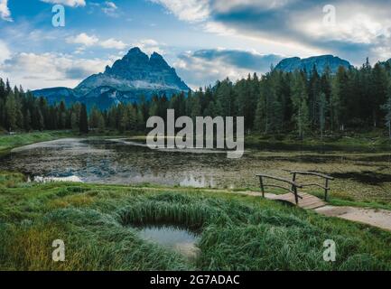 Luftaufnahme des Lago Antorno, Tre Cime di Lavaredo Berg im Hintergrund, Dolomiten, Italien Stockfoto