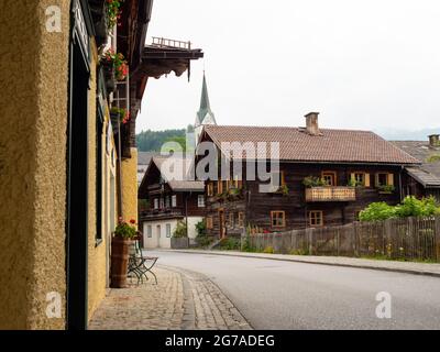 Traditionelle Fachwerkhäuser in der Mitte des alten Dorfes Goldegg, Region Pongau, Salzburg, Österreich Stockfoto