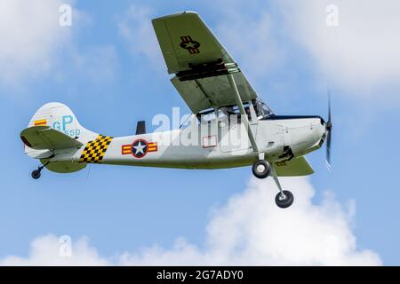 Cessna L-19/O-1 Bird Dog (G-PDOG) wurde am 4. Juli 2021 auf der Shuttleworth Military Airshow in die Luft geflogen Stockfoto