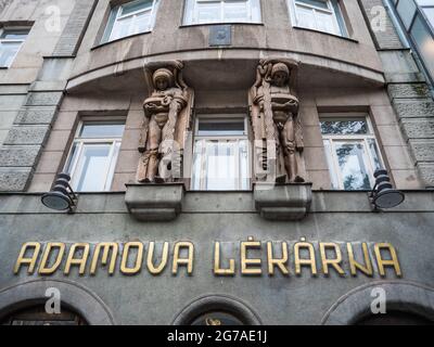 Prag, Tschechische Republik - Juli 2 2021: Adamova Lekarna oder Adams Apotheke Jugendstil Fassade mit Skulpturen. Stockfoto