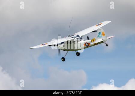 Cessna L-19/O-1 Bird Dog (G-PDOG) wurde am 4. Juli 2021 auf der Shuttleworth Military Airshow in die Luft geflogen Stockfoto