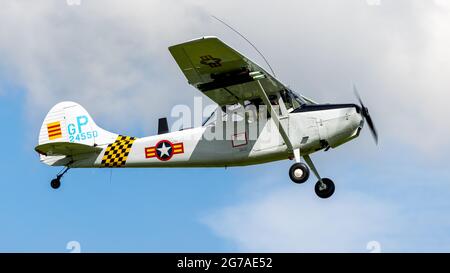 Cessna L-19/O-1 Bird Dog (G-PDOG) wurde am 4. Juli 2021 auf der Shuttleworth Military Airshow in die Luft geflogen Stockfoto