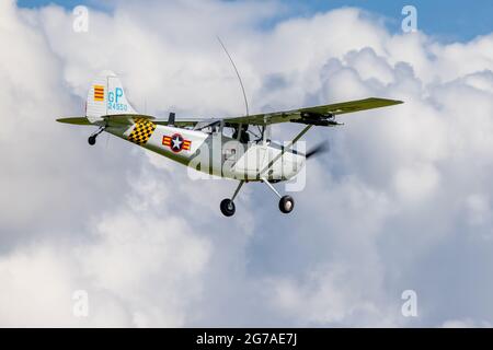 Cessna L-19/O-1 Bird Dog (G-PDOG) wurde am 4. Juli 2021 auf der Shuttleworth Military Airshow in die Luft geflogen Stockfoto