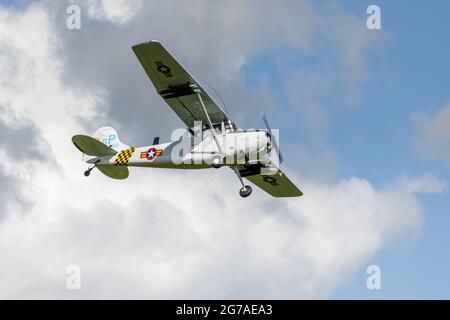 Cessna L-19/O-1 Bird Dog (G-PDOG) wurde am 4. Juli 2021 auf der Shuttleworth Military Airshow in die Luft geflogen Stockfoto