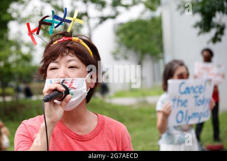 Tokio, Japan. Juli 2021. Anti-olympische Aktivisten halten Plakate während eines Protestes vor dem Tachikawa Stage Garden. Die Fackellauf-Veranstaltungen begannen am 9. Juli in Tokio, weniger als einen Monat vor der Eröffnung der Olympischen Spiele. Quelle: Rodrigo Reyes Marin/ZUMA Wire/Alamy Live News Stockfoto