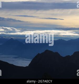 Dramatischer Morgenhimmel über dem Stanserhorn und anderen Bergen der Schweizer Alpen. Stockfoto