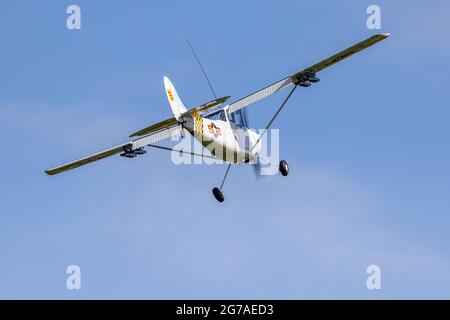 Cessna L-19/O-1 Bird Dog (G-PDOG) wurde am 4. Juli 2021 auf der Shuttleworth Military Airshow in die Luft geflogen Stockfoto