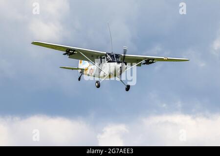 Cessna L-19/O-1 Bird Dog (G-PDOG) wurde am 4. Juli 2021 auf der Shuttleworth Military Airshow in die Luft geflogen Stockfoto