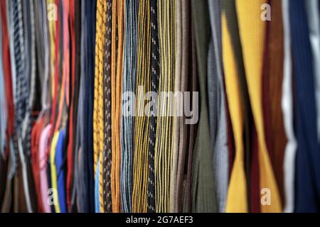 Viele bunte Schnürsenkel zum Verkauf auf dem Straßenstand ausgestellt Stockfoto