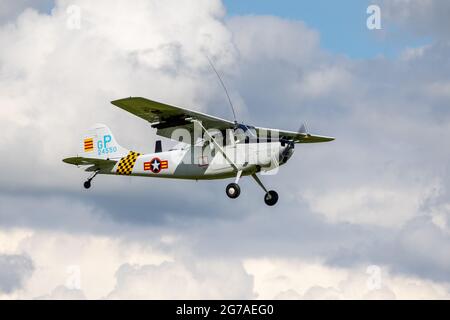 Cessna L-19/O-1 Bird Dog (G-PDOG) wurde am 4. Juli 2021 auf der Shuttleworth Military Airshow in die Luft geflogen Stockfoto