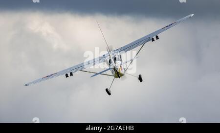 Cessna L-19/O-1 Bird Dog (G-PDOG) wurde am 4. Juli 2021 auf der Shuttleworth Military Airshow in die Luft geflogen Stockfoto