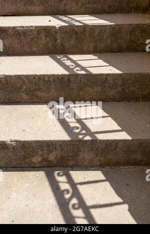 Deutschland, Sachsen-Anhalt, Magdeburg, historische Treppenstufen, Schatten eines Eisengitters Stockfoto