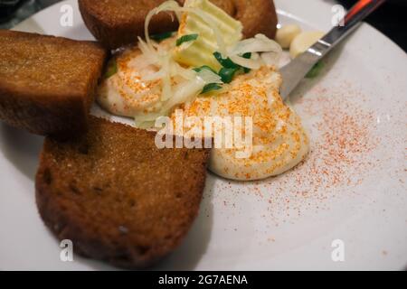 Pivni Syr Beer Käseaufstrich mit Topaky-Toastbrot Stockfoto